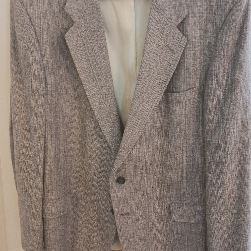 Sophisticated Men's Gray & White Silk Blazer.  44R. Very Light Weight.